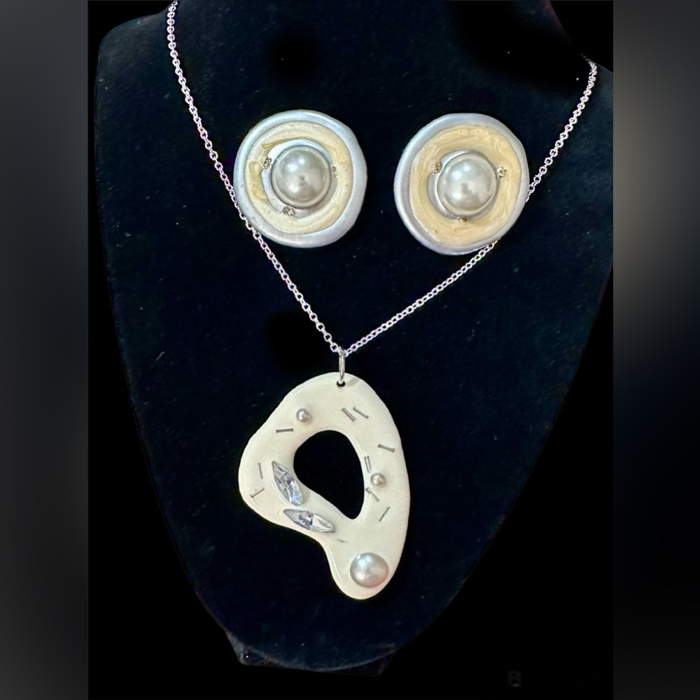 VTG Earring Pendant Necklace set off-white, matte Silver,pearl,and real crystals